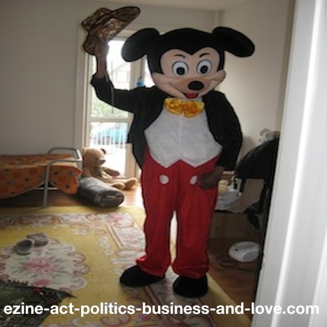 Ezine Acts Play: Playing Mickey Mouse. Walt Disney creation to play and make entertainment influential, to build your passion.