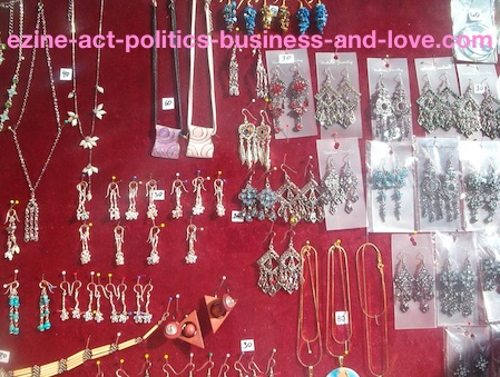 Garage Sale: Ezine Act's Insights to Organize Selling Girls Accessories on Garages and Flea Markets.